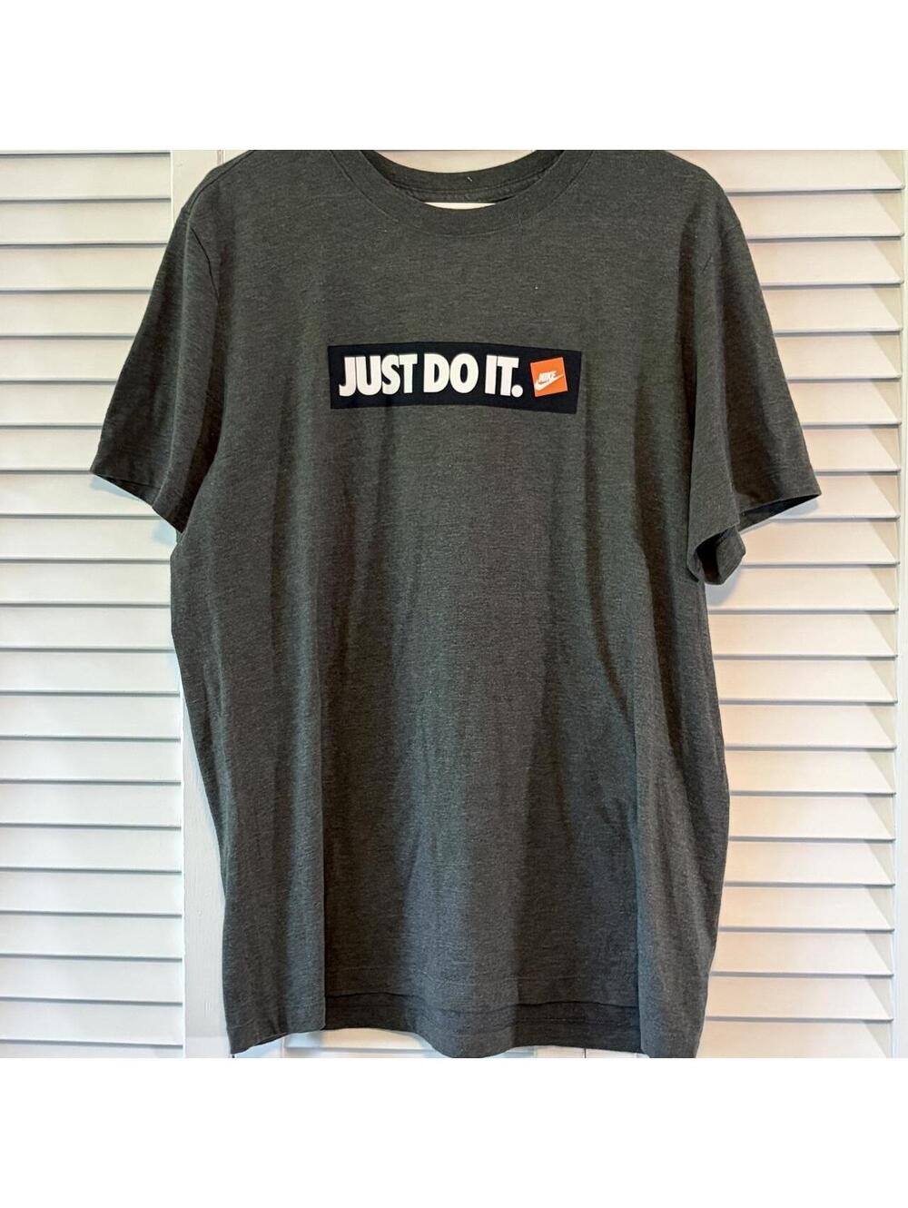 Vintage Nike Men's Grey T shirt